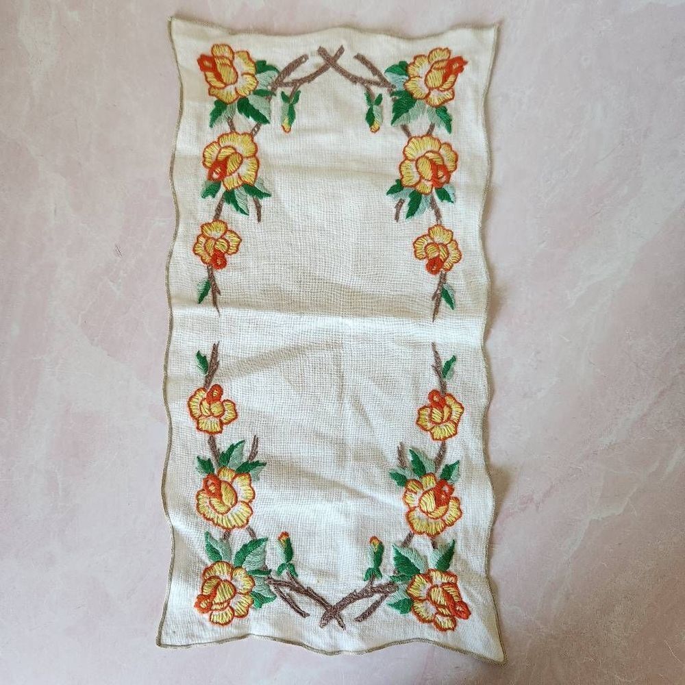 Vintage cream yellow Rose floral table runner cloth linen embroidered cottagecor
